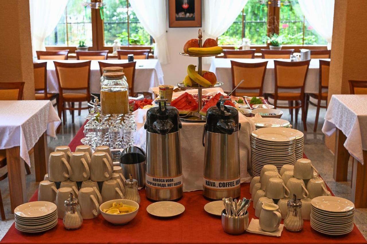 Hotel Adria Nová Dubnica 外观 照片