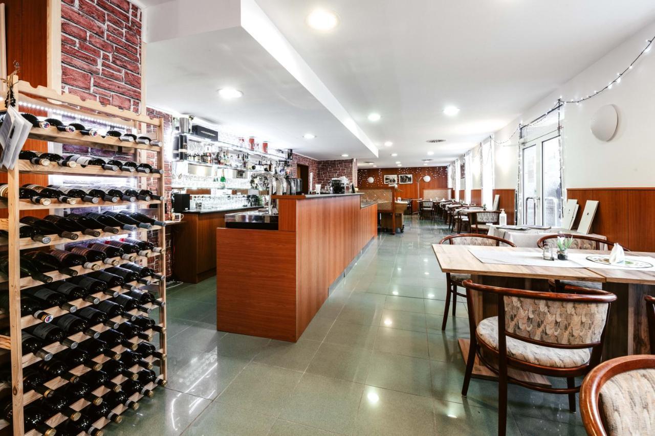 Hotel Adria Nová Dubnica 外观 照片