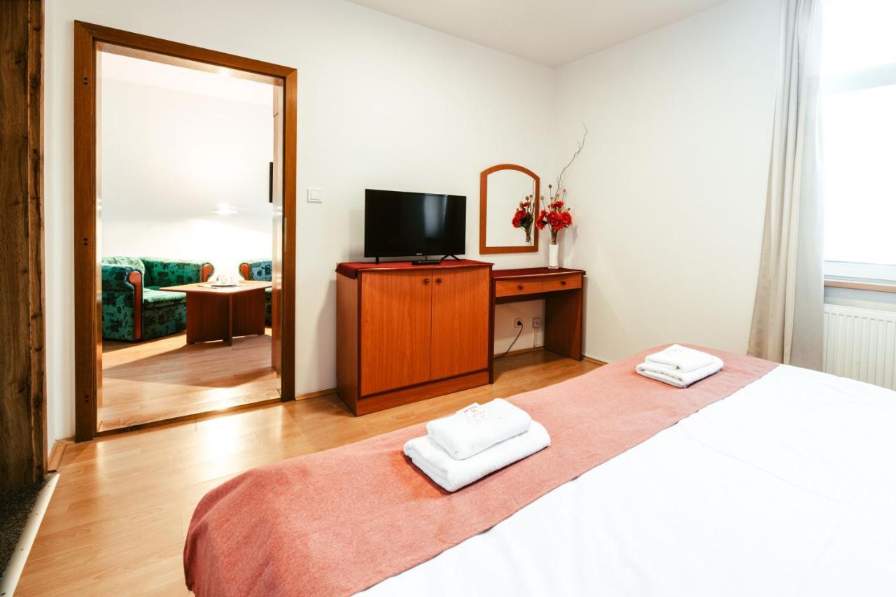 Hotel Adria Nová Dubnica 外观 照片