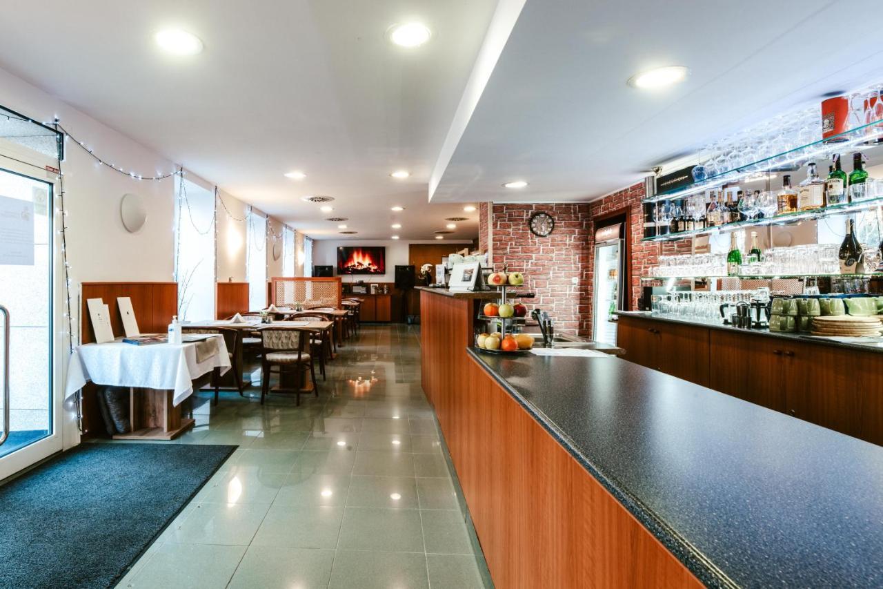 Hotel Adria Nová Dubnica 外观 照片
