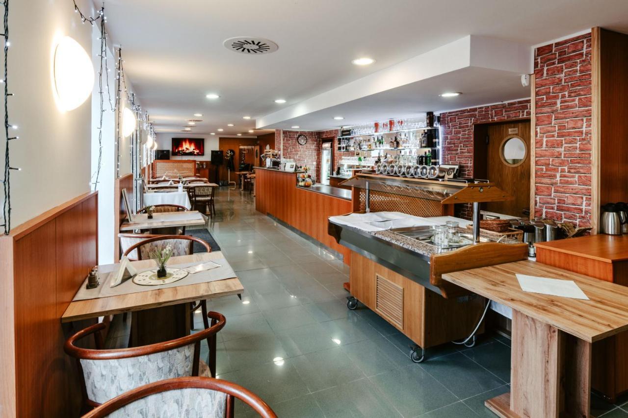 Hotel Adria Nová Dubnica 外观 照片